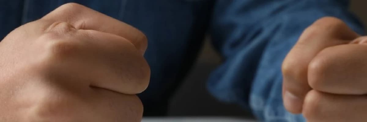 Qəzəbi idarə edə bilməmək: səbəblər, simptomlar və mübarizə yolları