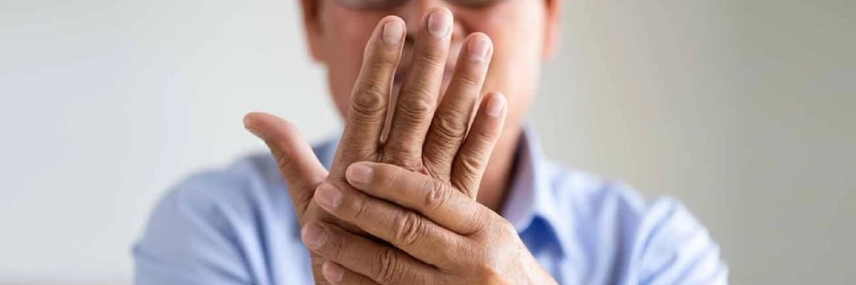 Parkinson Xəstəliyi: Səbəblər, Əlamətlər və İdarəetmə