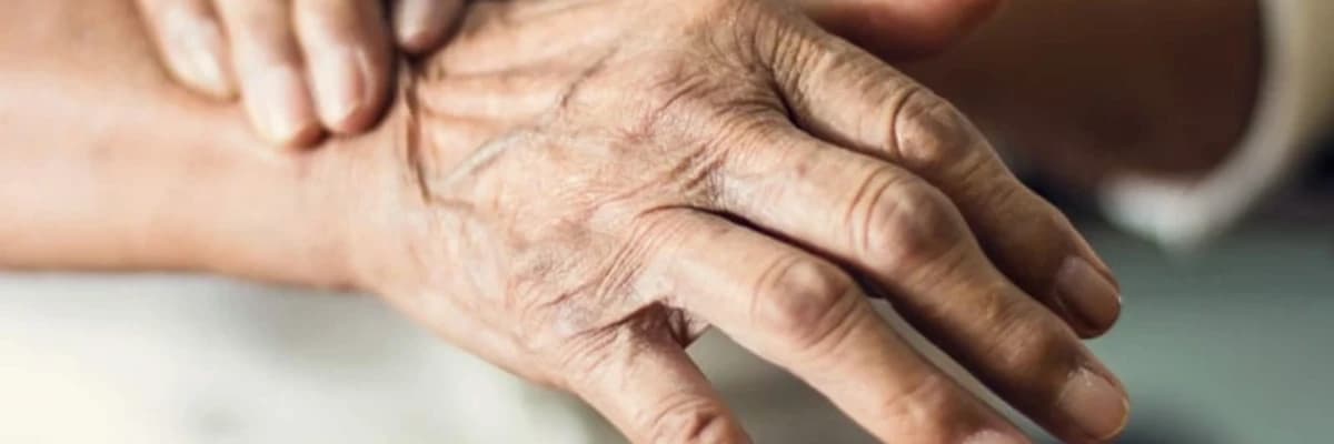 Parkinson xəstəliyi: simptomları, səbəbləri və müalicəsi