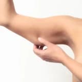 Qolları gərmə