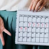 Menstruasiya pozğunluqları: səbəbləri, simptomları və müalicəsi
