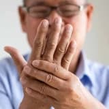Parkinson Xəstəliyi: Səbəblər, Əlamətlər və İdarəetmə