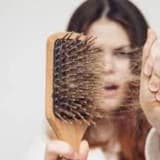 Saç tökülməsi: saç tökülməsi hamımızın keçdiyi bir şeydir. Saçınıza necə qulluq edəcəyinizi və saç tökülməsinə nə səbəb ola biləcəyini öyrənin.