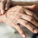 Parkinson xəstəliyi: simptomları, səbəbləri və müalicəsi